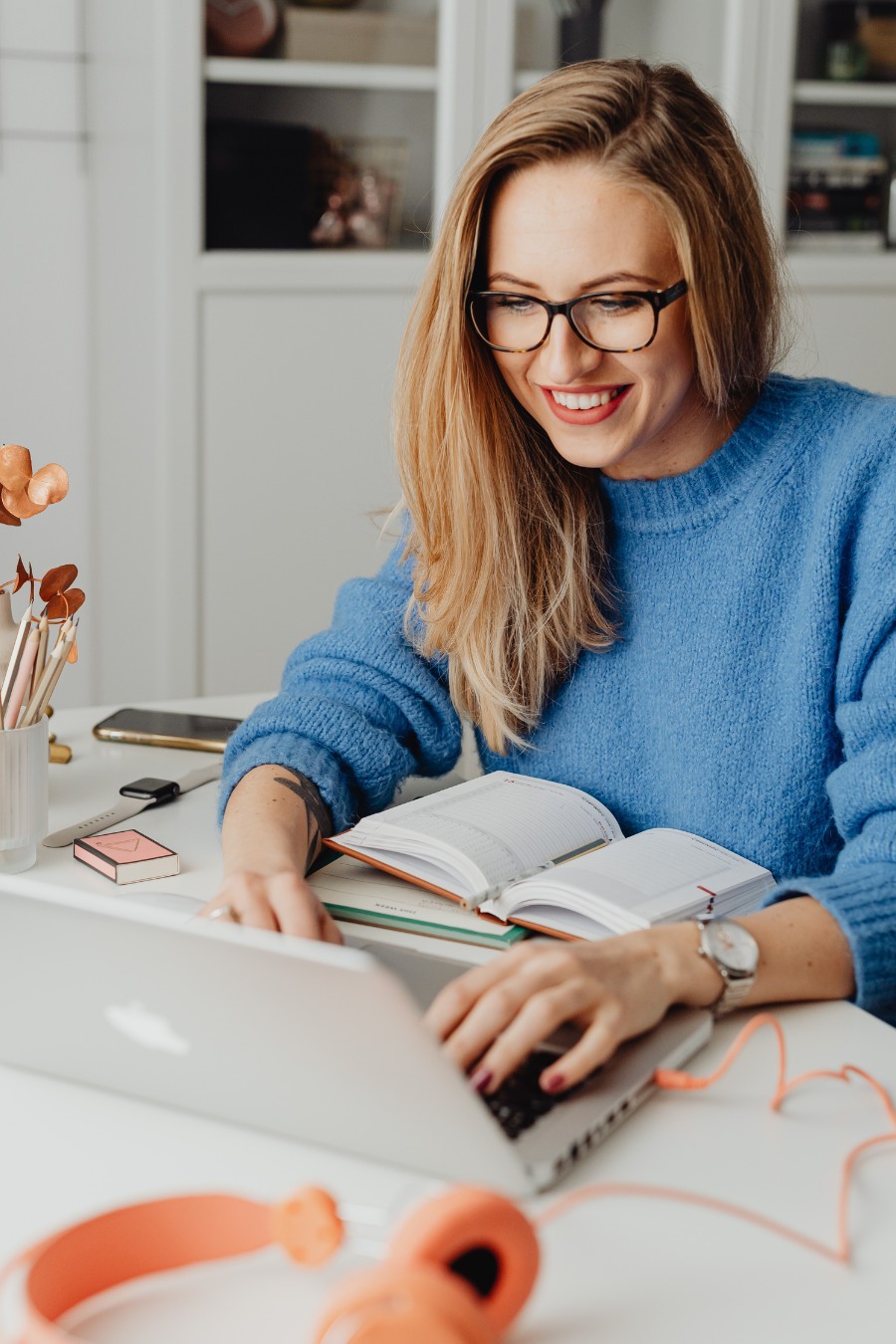 medium-shot-woman-holding-vinyl_23